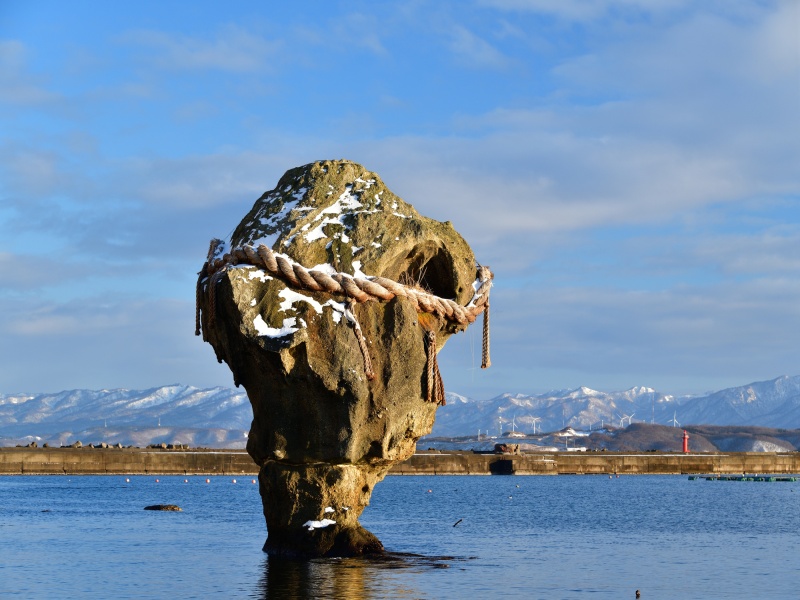 正月の準備が整った北海道江差町瓶子岩と朱色の鳥居の冬の風景を撮影