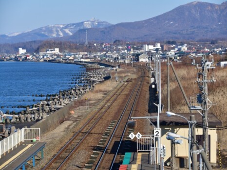 早春の北海道伊達市JR北舟岡駅の風景を撮影