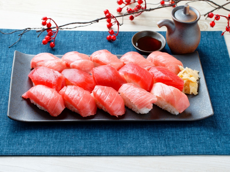 お寿司（マグロづくし、鮪、大トロ、赤身、中トロの握りもりあわせ）上列が大トロ、真ん中列が赤身、下列が