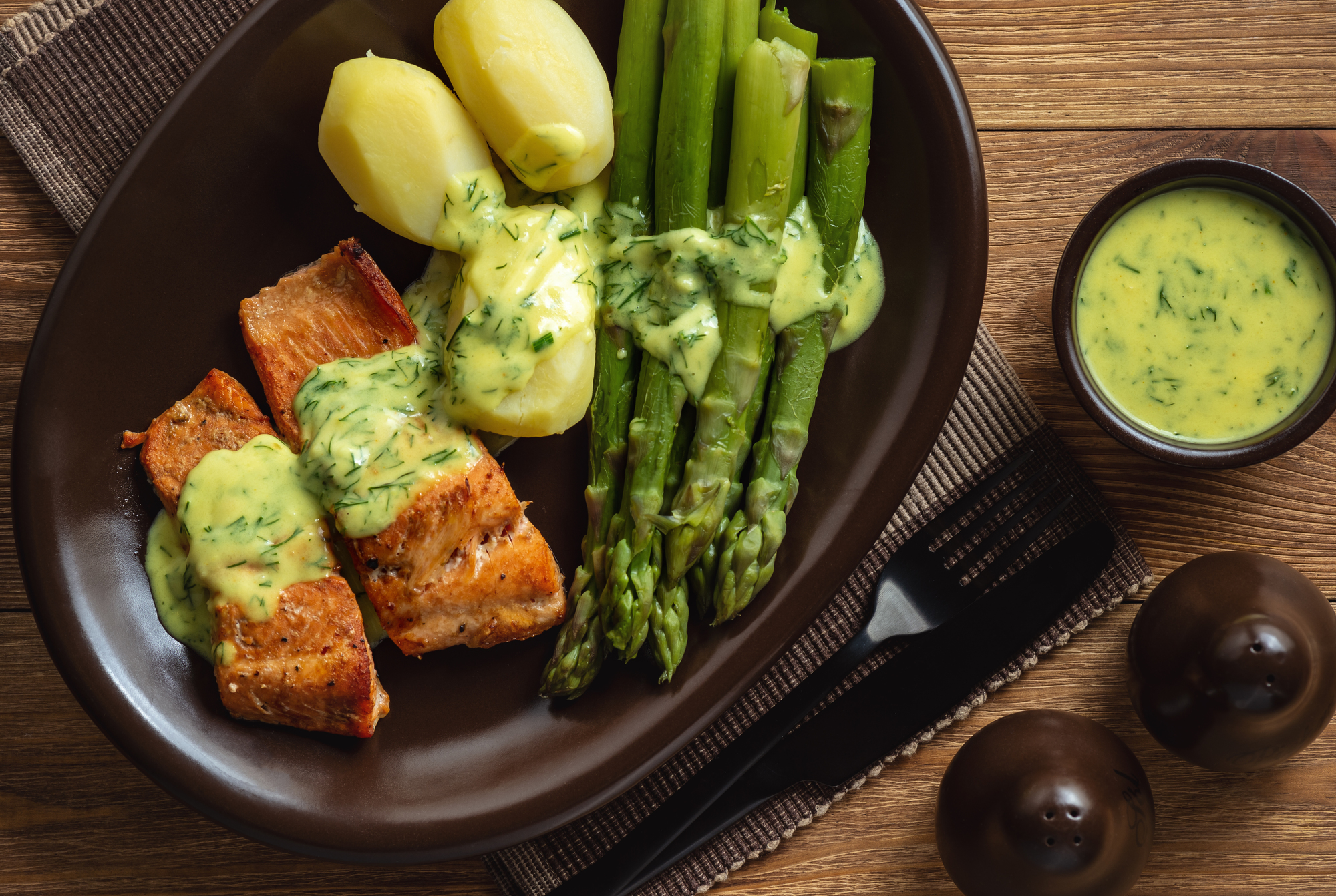 Roasted salmon with boiled potatoes and asparagus
