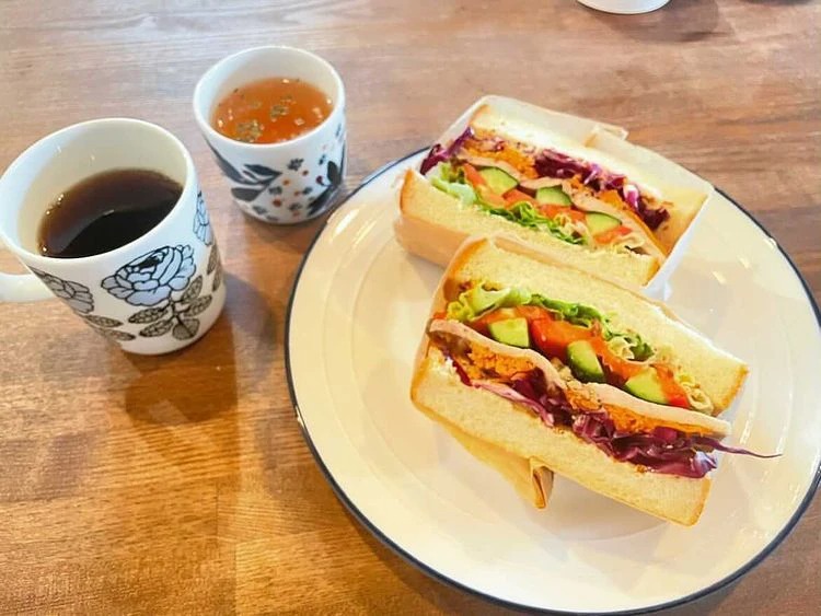 『地産の野菜と駒ヶ岳ポークのサンドイッチ』