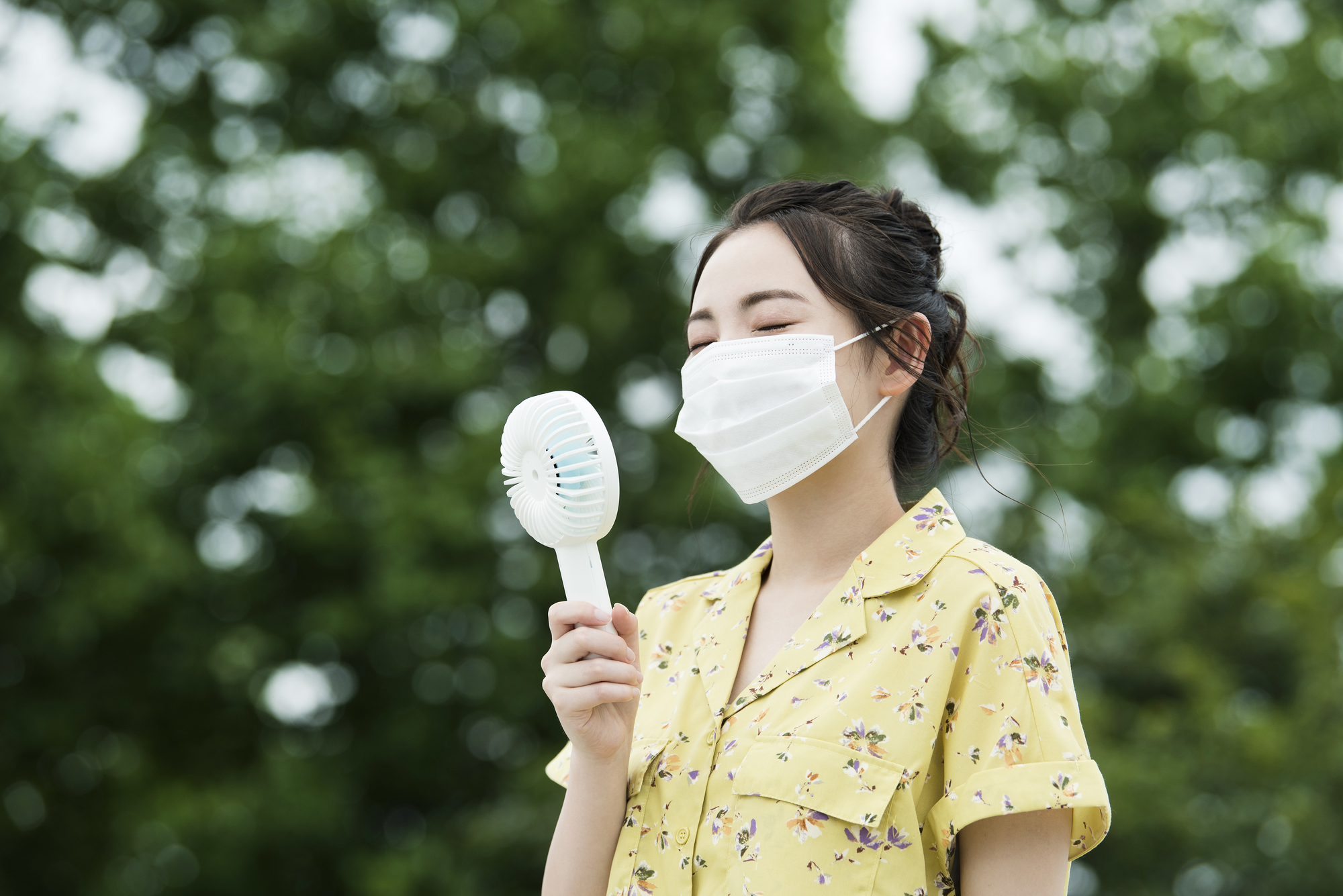 若い女性　マスク　小型扇風機