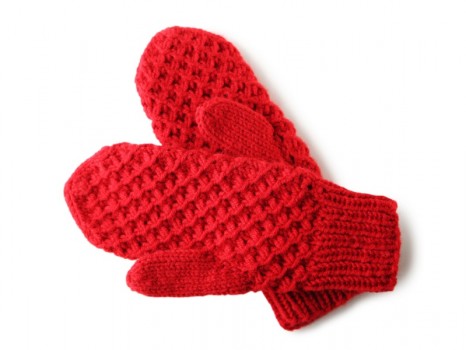 白い背景に編み上げた赤い手袋