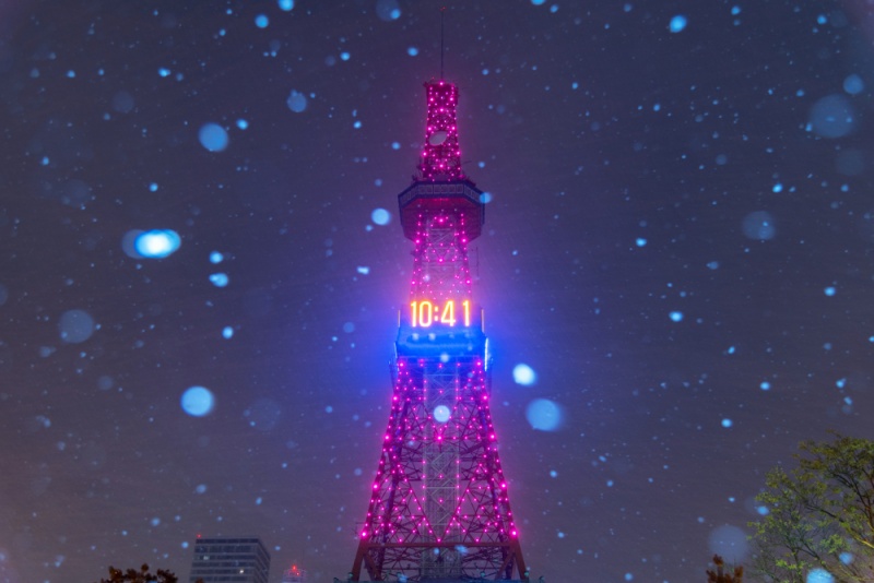 札幌テレビ塔の雪の夜景 – 世界の観光客の目印