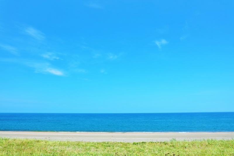 北海道　夏の青空とオホーツク海