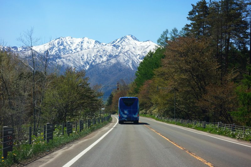 夕張山地芦別岳　富良野方面へ走行する観光バス