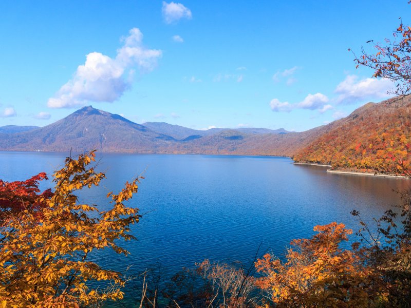 北海道千歳市、華麗に染まる秋の支笏湖と恵庭岳【10月】