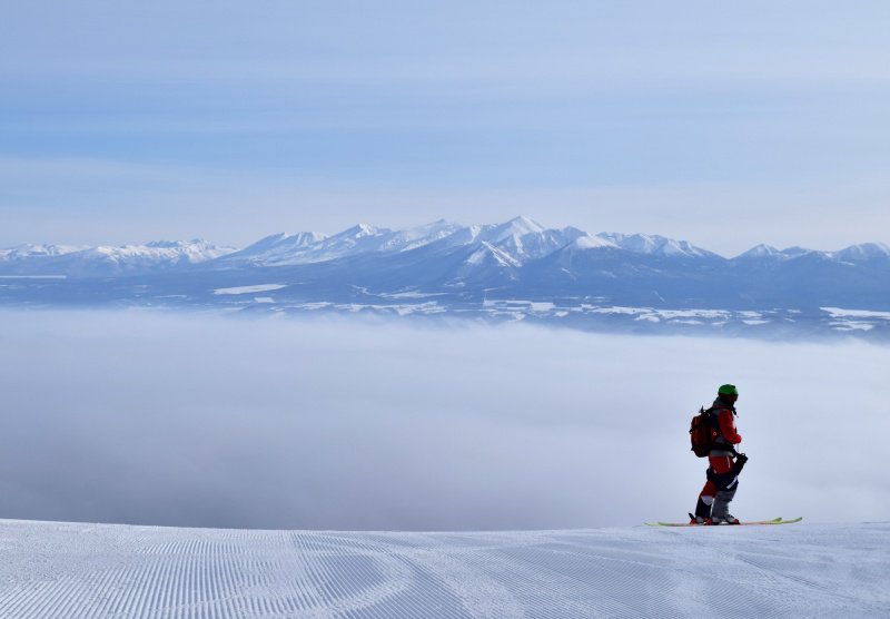 大雪山と雲海とスキーヤー・北海道富良野スキー場