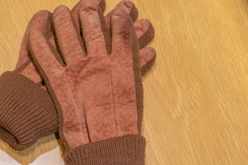 茶色の鹿革とニットの手袋