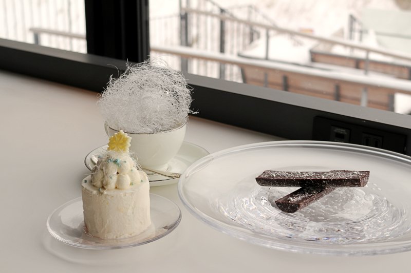 右から時計回りに、『霧氷チョコレート』・『霧氷クリスマスケーキ』・『霧氷コーヒー』