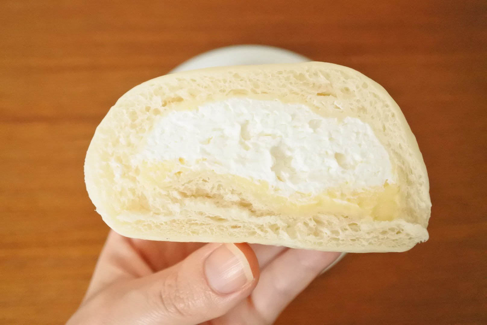 セコマ冷やしクリームパン豊富ミルク断面
