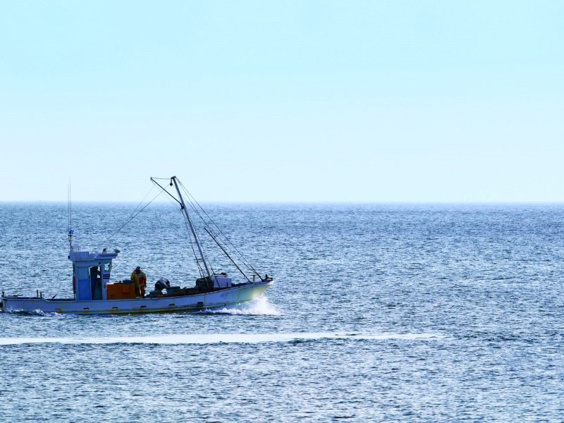 野付湾で走る漁船　北海道