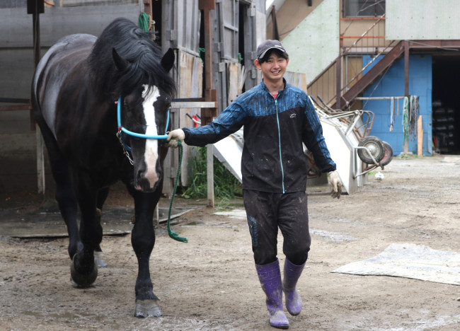 中村騎手　馬と歩くカット