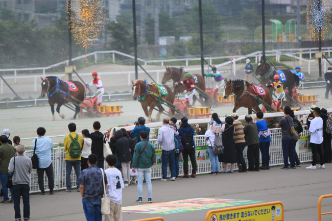 ばんえい競馬　楽しむ観客