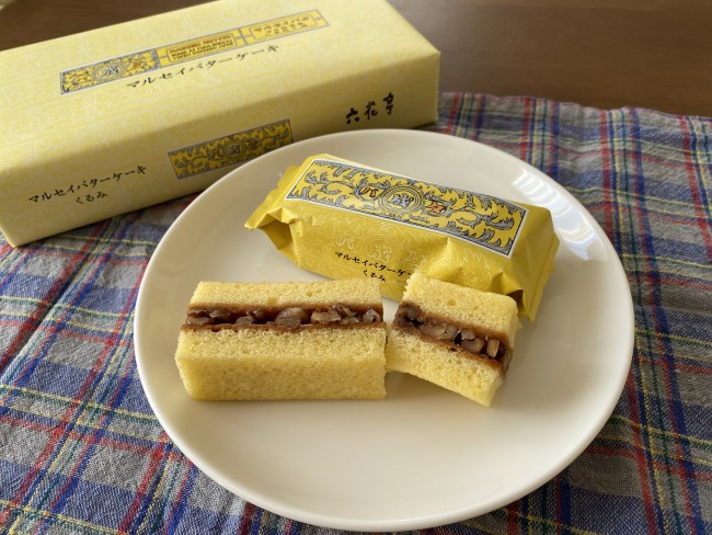 マルセイバターケーキの箱と、皿の上にケーキが2つ乗っている