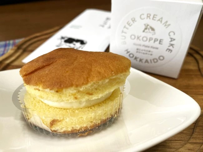 おこっぺバタークリームケーキ本体と外箱、商品パンフレット