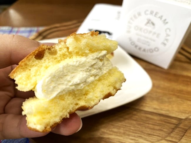 半分にカットしたおこっぺバタークリームケーキの断面