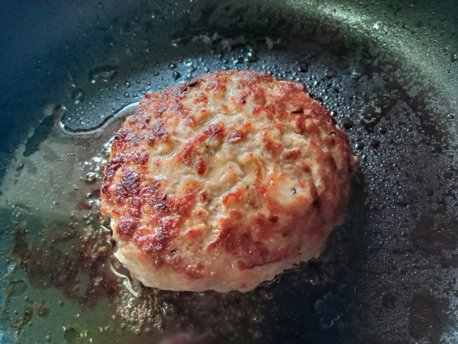 ハンバーグを焼いている様子