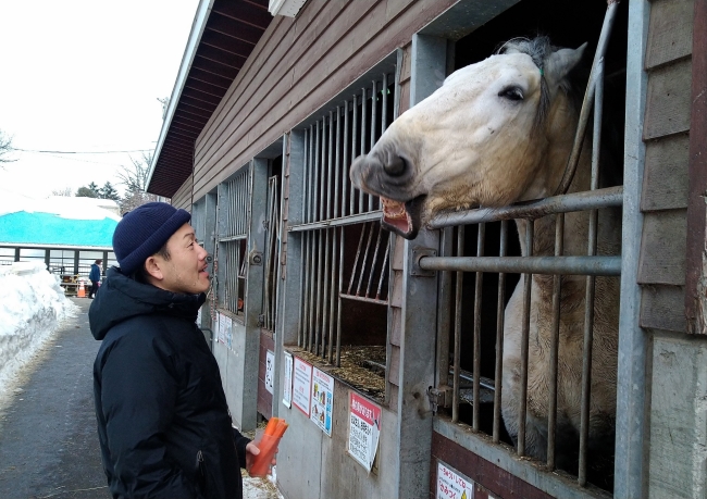 ハクウンリューを見つめる山中さん