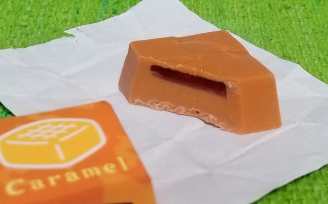 北海道キャラメル味のチロルチョコレートの断面