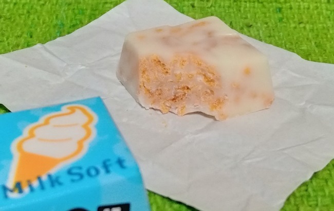 北海道ミルクソフト味のチロルチョコレートの断面