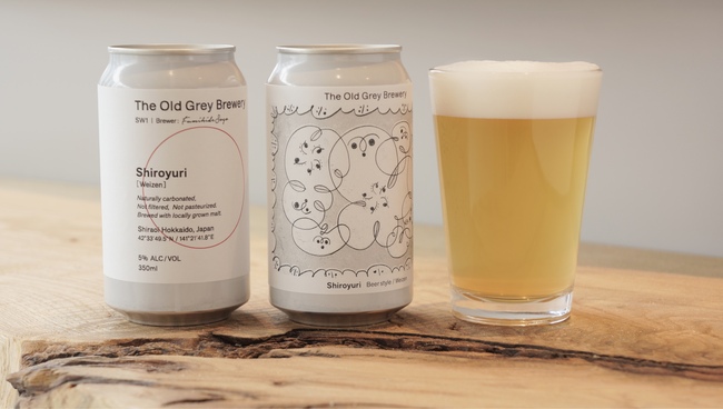 シロユリ(ヴァイツェン)の缶デザインとコップに入ったビール