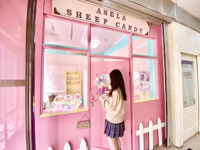 お店の前に立つ店主