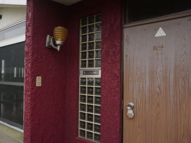 家　玄関　外壁　小豆色