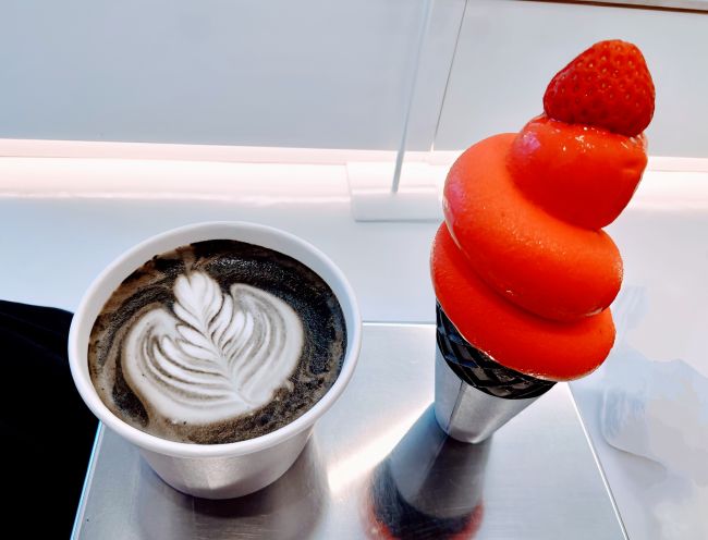 フラットブラックコーヒーとストロベリーソフトクリーム