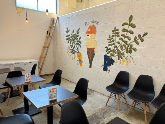 店内の様子と壁に描かれたピーナッツモチーフのアート