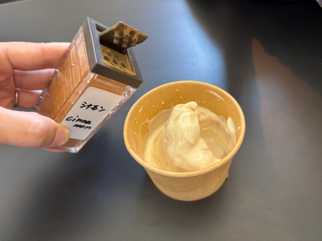 ソフトクリームにシナモンパウダーを振りかけている