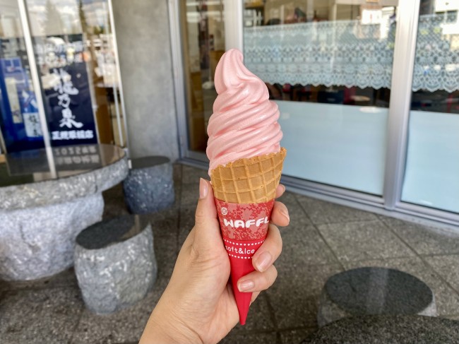 手に持っているすいかソフトクリーム