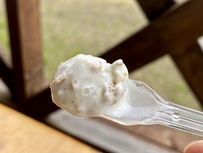 スプーンですくいあげたそばの実クリームチーズジェラート