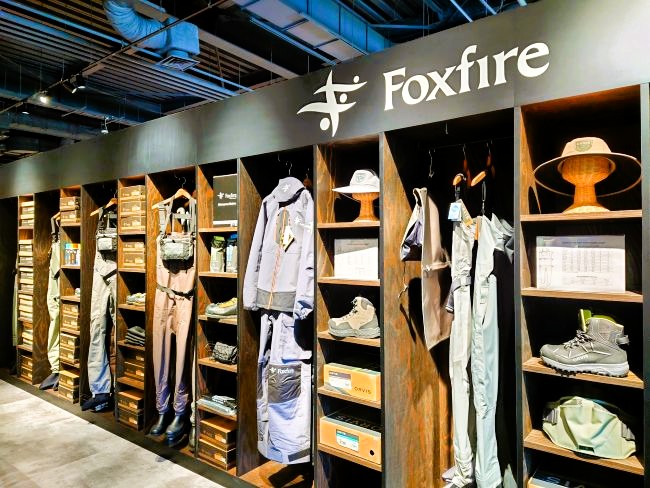 店内Foxfireのウェーダー(水中で活動する際に着用する、腰や胸まで覆う防水性の高い胴長靴)