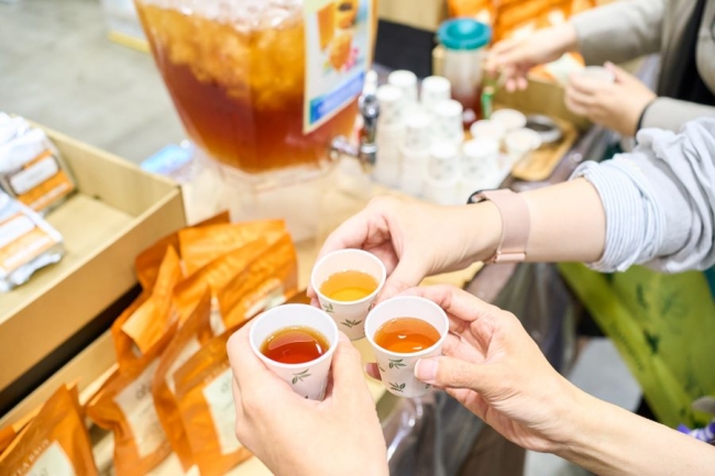 お茶の試飲と販売コーナー