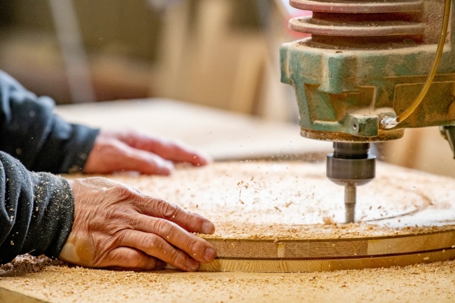 職人の手仕事による家具やクラフト作品