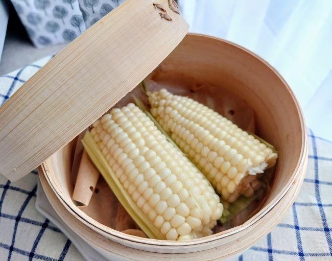 蒸籠で蒸した白い恵味