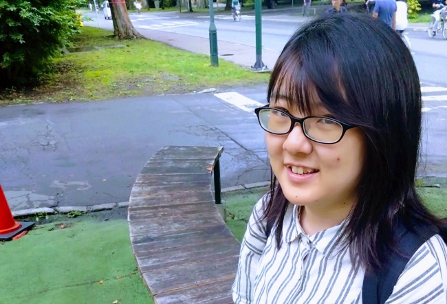 ベンチに座る安田萌々花さん
