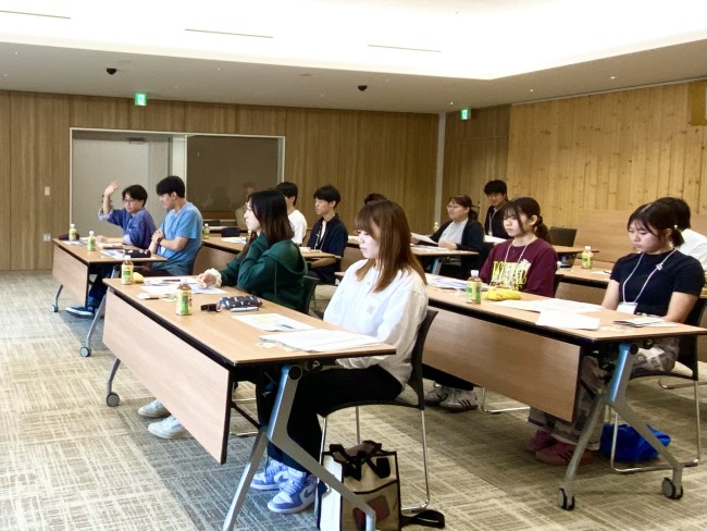 神恵内町長の講演を聞く学生たち