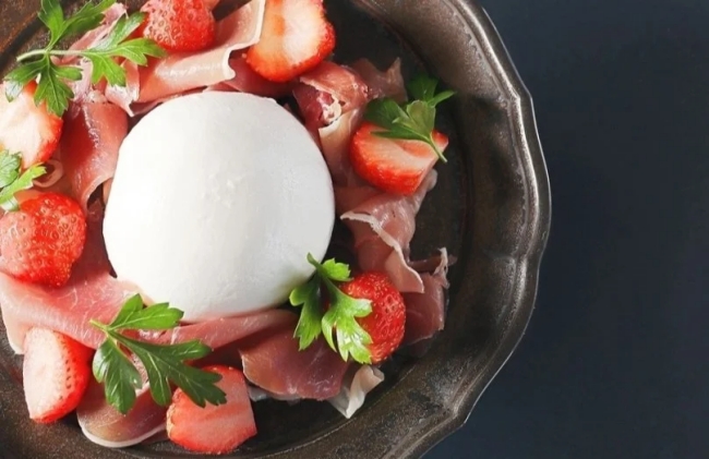 ブッラータチーズと生ハムと季節フルーツ