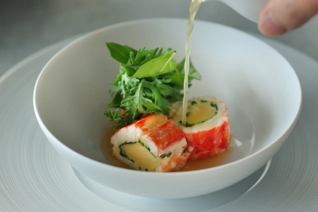 ふっくらとした蟹の身を魚介の旨みたっぷりスープで味わう「蟹のインボルティーニ」