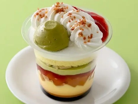 ピスタチオといちごのパフェ