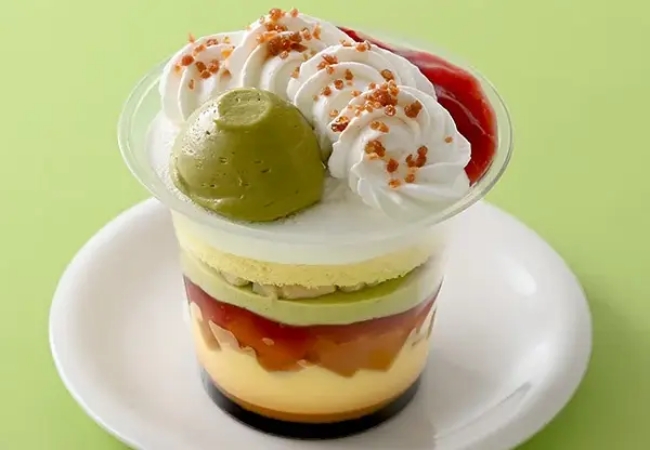 ピスタチオといちごのパフェ