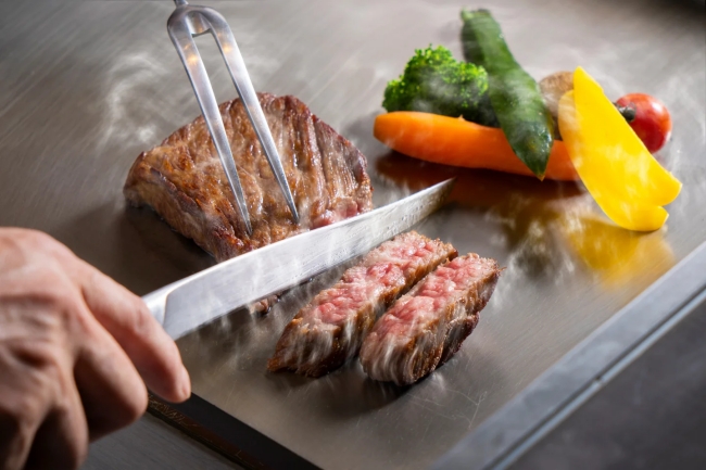 目の前で焼き上げる「道産牛のステーキ」