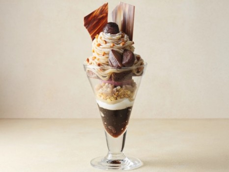 栗とカシスのモンブランパフェ