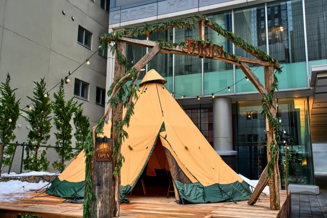 ホテル前庭にテントを設置