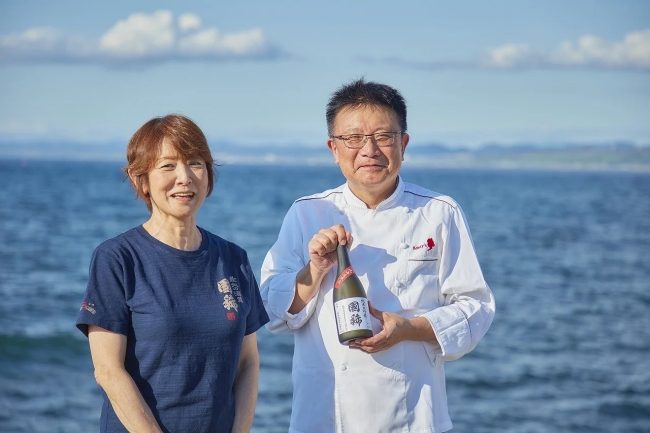 本間取締役部長(左)と大石ショコラティエ(右)