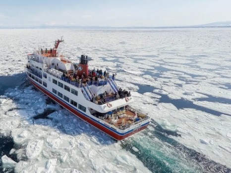 流氷の中を進む流氷砕氷船おーろら