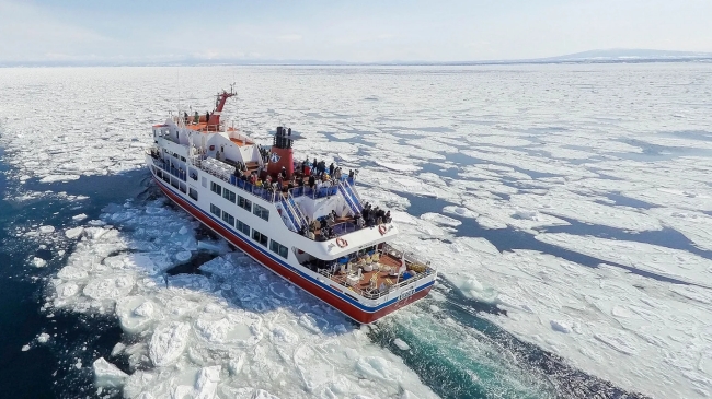 流氷の中を進む流氷砕氷船おーろら