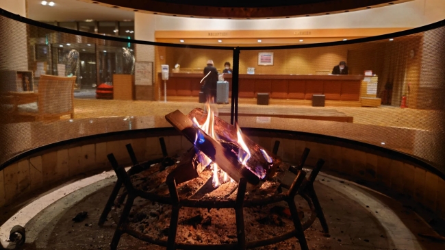 暖炉の温もりでお迎え